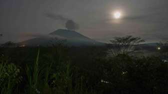 Gunung Agung mengeluarkan asap terlihat dari pos pantau di Rendang, Karangasem, Bali, Selasa (5/12).