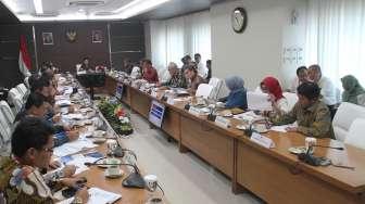 Menko PMK Puan Maharani memimpin rakor tingkat Menteri di Kementrian PMK, Jakarta, Rabu (6/)12).