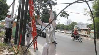 Petugas merapikan kabel di kawasan Gambir, Jakarta, Kamis (7/12).