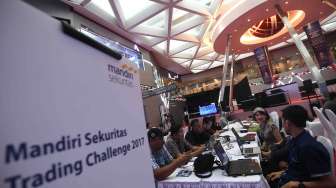 Sejumlah peserta mengikuti kompetisi Mandiri Sekuritas Trading Challenge 2017 di Bursa Efek Indonesia, Jakarta, Kamis (7/12).