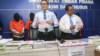 Direktur Tindak Pidana Ekonomi Khusus Bareskrim Polri Brigjen Pol Agung Setya bersama Direktur Eksekutif Departemen Pengelolaan Uang Bank Indonesia Suhaedi memberikan keterangan mengenai pengungkapan uang palsu, di Jakarta, Kamis (7/12).