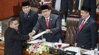 Rapat paripurna ke-13 DPR RI masa sidang 2017-2018 dengan agenda pembacaan nama calon Hakim Mahkamah Konstitusi Arief Hidayat di Kompleks Parlemen, Senayan, Jakarta, Kamis (7/12).