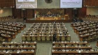 Rapat paripurna ke-13 DPR RI masa sidang 2017-2018 dengan agenda pembacaan nama Panglima TNI baru usulan Presiden Jokowi, yaitu Marsekal Hadi Tjahjanto di Kompleks Parlemen, Senayan, Jakarta, Kamis (7/12).