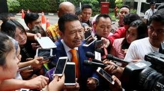 Pengacara Otto Hasibuan memperlihatkan surat pengunduran dirinya sebagai kuasa hukum tersangka kasus korupsi e-KTP Setya Novanto di gedung KPK, Jakarta, Jumat (8/12).