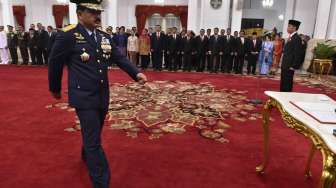 Presiden Joko Widodo melantik Panglima TNI Marsekal TNI Hadi Tjahjanto di Istana Negara, Jakarta, Jumat (8/12).