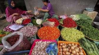 Pedagang bahan pokok di Pasar Kebayoran Lama, Jakarta, Jumat (8/12).