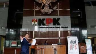 Pengacara Otto Hasibuan memperlihatkan surat pengunduran dirinya sebagai kuasa hukum tersangka kasus korupsi e-KTP Setya Novanto di gedung KPK, Jakarta, Jumat (8/12).