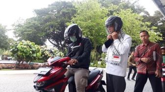 Naik Ojek ke Balai Kota, Anies Tetap Pakai Kefiyyeh Palestina