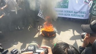 Ormas Islam Demo Anti Amerika dengan Bakar Ban Bekas