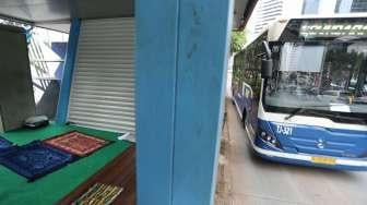 Calon penumpang Transjakarta melaksanakan salat Zuhur di Halte Transjakarta, Karet, Jalan Sudirman, Jakarta Pusat, Sabtu (9/12).