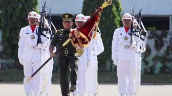 Jenderal TNI Gatot Nurmantyo dan Marsekal TNI Hadi Tjahjanto mengikuti upacara serah terima jabatan Panglima TNI di Mabes TNI Cilangkap, Sabtu (9/12).