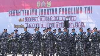 Jenderal TNI Gatot Nurmantyo dan Marsekal TNI Hadi Tjahjanto mengikuti upacara serah terima jabatan Panglima TNI di Mabes TNI Cilangkap, Sabtu (9/12).