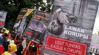Ratusan Buruh melakukan aksi long march menuju Istana Negara, Jakarta, Sabtu (9/12).