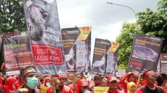 Ratusan Buruh melakukan aksi long march menuju Istana Negara, Jakarta, Sabtu (9/12).