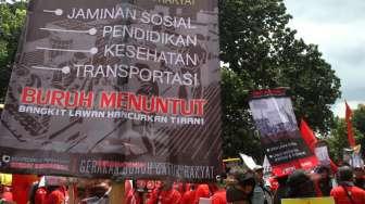 Ratusan Buruh melakukan aksi long march menuju Istana Negara, Jakarta, Sabtu (9/12).