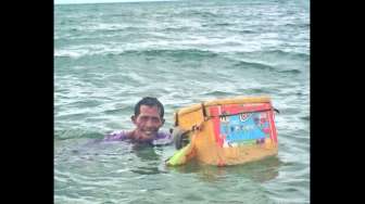 Salut! Kisah Lelaki yang  Jualan Es Krim di Tengah Laut