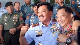 Panglima TNI Ajak Kapolri Ngopi di Atas KRI dan Hercules