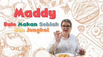 Kocak! Begini Reaksi Bule Makan Jengkol dan Seblak