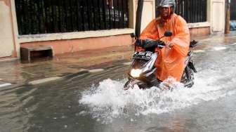 Sejumlah kendaraan menerobos banjir di kawasan Jalan Jaksa, Jakarta, Selasa (12/12).