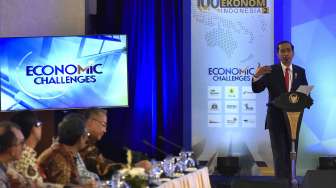 Presiden Joko Widodo menghadiri Sarasehan Kedua 100 Ekonom Indonesia, di Jakarta, Selasa (12/12).