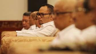 Menteri Ketenagakerjaan Hanif Dhakiri bersama Kepala BNN Budi Waseso melakukan MoU di kantor Kemennaker, Jakarta, Selasa (12/12).