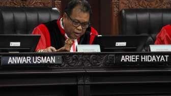Sidang pembacaan putusan sepuluh perkara PUU yang dipimpin Ketua Majelis Hakim Mahkamah Konstitusi (MK) Arief Hidayat, di ruang sidang gedung MK, Jakarta, Selasa (12/12).