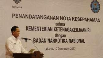 Menteri Ketenagakerjaan Hanif Dhakiri bersama Kepala BNN Budi Waseso melakukan MoU di kantor Kemennaker, Jakarta, Selasa (12/12).