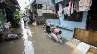 Komplek perumahan warga yang tergenang banjir setinggi 50 meter di kawasan Menteng, Jakarta, Selasa (12/12).