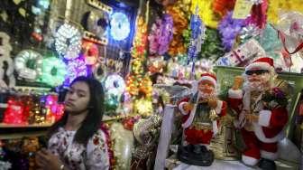 Penjualan Pernak Pernik Natal di Glodok