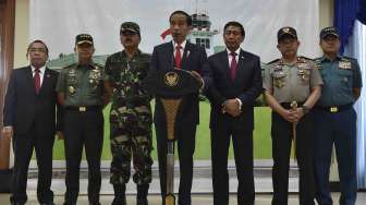 Presiden Joko Widodo didampingi Ibu Negara Iriana Joko Widodo bertolak ke Turki menggunakan Pesawat Kepresidenan Indonesia-1 di Pangkalan TNI AU Halim Perdanakusuma, Jakarta, Selasa (12/12)