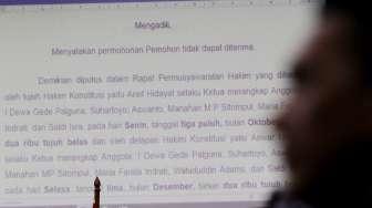 Sidang pembacaan putusan sepuluh perkara PUU yang dipimpin Ketua Majelis Hakim Mahkamah Konstitusi (MK) Arief Hidayat, di ruang sidang gedung MK, Jakarta, Selasa (12/12).