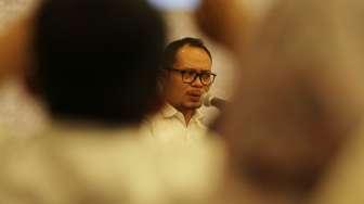 Menteri Ketenagakerjaan Hanif Dhakiri bersama Kepala BNN Budi Waseso melakukan MoU di kantor Kemennaker, Jakarta, Selasa (12/12).