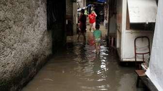 Sejumlah kendaraan menerobos banjir di kawasan Jalan Jaksa, Jakarta, Selasa (12/12).