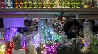 Penjualan pernak pernik Natal di kawasan Glodok, Jakarta, Selasa (12/12).