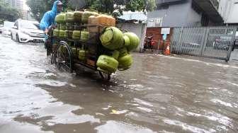 Sejumlah kendaraan menerobos banjir di kawasan Jalan Jaksa, Jakarta, Selasa (12/12).