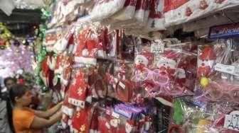 Penjualan pernak pernik Natal di kawasan Glodok, Jakarta, Selasa (12/12).