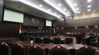 Sidang pembacaan putusan sepuluh perkara PUU yang dipimpin Ketua Majelis Hakim Mahkamah Konstitusi (MK) Arief Hidayat, di ruang sidang gedung MK, Jakarta, Selasa (12/12).