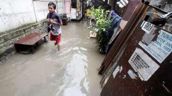 Sejumlah kendaraan menerobos banjir di kawasan Jalan Jaksa, Jakarta, Selasa (12/12).