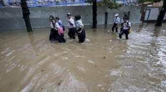 Komplek perumahan warga yang tergenang banjir setinggi 50 meter di kawasan Menteng, Jakarta, Selasa (12/12).