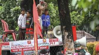 Ratusan masyarakat kaum miskin kota menggelar aksi di depan kantor Gubernur DKI Jakarta, Rabu (13/12).