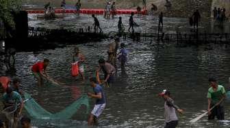 Warga Berebut Ikan di Kali Epicentrum