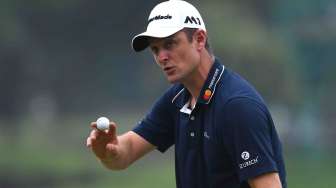 Pegolf peringkat enam dunia asal Inggris Justin Rose memungut bola saat bertanding dalam putaran pertama turnamen golf Indonesian Masters di Royale Jakarta Golf Club, Jakarta Timur, Kamis (14/12).