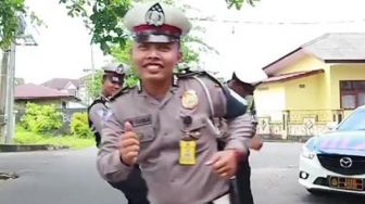 Video Lucu Polisi Tilang Pengendara Sembari Joget 'Jaran Goyang'