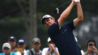 Pegolf peringkat enam dunia asal Inggris Justin Rose memungut bola saat bertanding dalam putaran pertama turnamen golf Indonesian Masters di Royale Jakarta Golf Club, Jakarta Timur, Kamis (14/12).