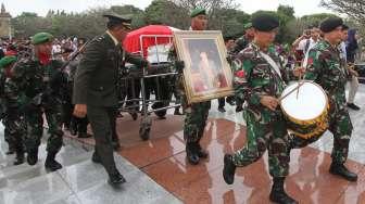 Pemakaman almarhum A.M Fatwa di Taman Makam Pahlawan (TMP) Kalibata, Jakara, Kamis (14/12).