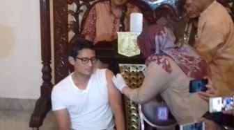 Disuntik Vaksin Difteri, Sandiaga:  'To lead is to Give Examples'