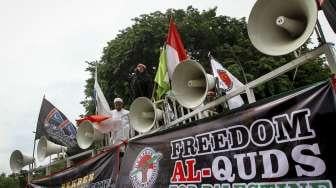 Aksi unjuk rasa di depan gedung Kedutaan Besar Amerika Serikat di Jakarta, Jumat (15/12).