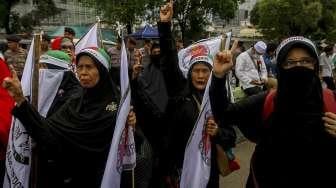 Aksi unjuk rasa di depan gedung Kedutaan Besar Amerika Serikat di Jakarta, Jumat (15/12).