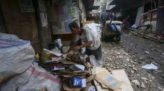 Warga pemukiman kumuh di kolong Tol Pluit, Jakarta, Jumat (15/12).