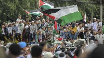 Massa memadati kawasan Monumen Nasional (Monas) dan kedutaan Amerika Serikat saat digelarnya Aksi Bela Palestina di Jakarta, Minggu (17/12/2017) [Suara.com/Kurniawan Mas'ud]